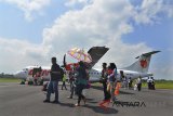 Sejumlah pemudik pesawat tiba di Bandara Komersil Lanud Wiriadinata, Cibeurem, Kota Tasikmalaya, Jawa Barat, Senin (11/6). Pihak Bandara Lanud Wiriadinata mencatat, pada arus mudik Lebaran 2018 penjualan tiket pesawat jurusan Tasikmalaya-Jakarta (Halim) atau sebaliknya mengalami peningkatan 35 persen dibandingkan hari biasa, bahkan tiket untuk arus balik sudah ludes terjual. ANTARA JABAR/Adeng Bustomi/agr/18.