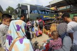 Sejumlah pemudik bersiap menaiki bus di pool terminal Antar Lintas Sumatera, Bogor, Jawa Barat, Sabtu,(9/6). H-6 jelang Idulfitri diprediksi sebagai puncak arus mudik pertama untuk angkutan darat. ANTARA JABAR/Yulius Satria Wijaya/agr/18.