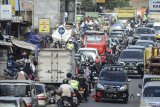 Kepadatan kendaraan terjadi di Tanjungsari, Kabupaten Sumedang, Jawa Barat, Selasa (12/6). Berdasarkan pantauan dari Polres Sumedang, memasuki H-3 Hari raya Idulfitri 1439 H arus mudik di jalur Sumedang masih terpantau ramai lancar dan tidak terjadi kemacetan parah. ANTARA JABAR/Raisan Al Farisi/agr/18