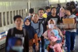 Sejumlah pemudik dengan menggunakan kereta api Sri Tanjung tiba di Stasiun Gubeng Surabaya, Jawa Timur, Selasa (12/6). PT KAI Daop 8 Surabaya sedikitnya telah memberangkatkan 199.503 penumpang terhitung sejak 5-11 Juni 2018. Antara Jatim/M Risyal Hidayat/zk/18