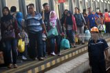Sejumlah pemudik dengan menggunakan kereta api Sri Tanjung tiba di Stasiun Gubeng Surabaya, Jawa Timur, Selasa (12/6). PT KAI Daop 8 Surabaya sedikitnya telah memberangkatkan 199.503 penumpang terhitung sejak 5-11 Juni 2018. Antara Jatim/M Risyal Hidayat/zk/18
