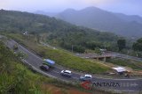 Kendaraan pemudik melintas di Jalur Selatan Lingkar Gentong, Kabupaten Tasikmalaya, Jawa Barat, Sabtu (9/6). Memasuki H-6 Lebaran jalur selatan Jabar menuju Jateng dan Jatim masih terpantau ramai lancar, kerena sebagai para pemudik memilih rute jalur Pantura Jawa atau jalan Tol Palimanan. ANTARA JABAR/Adeng Bustom/agr/18

