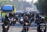 Kendaraan pemudik roda dua memadati jalur Pantura Arjawinangun, Cirebon, Jawa Barat, Rabu (13/6). Memasuki H-2 Lebaran arus mudik di jalur Pantura semakin padat. ANTARA JABAR/Dedhez Anggara/agr/18.