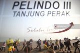 Sejumlah penumpang turun dari Kapal Pelni KM Labobar saat tiba di Pelabuhan Tanjung Perak, Surabaya, Jawa Timur, Senin (11/6). Berdasarkan data dari Pelindo III hingga 10 Juni 2018 atau H-4 jumlah pemudik tercatat sebanyak 44.657 orang yang terdiri dari 33.958 penumpang turun, 7.370 penumpang naik dan 3.329 penumpang lanjut. Antara Jatim/Moch Asim/zk/18