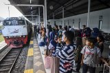 Ratusan Pemudik menunggu kedatangan kereta api Mutiara Selatan tujuan akhir Surabaya di Stasiun Kiaracondong, Bandung, Jawa Barat, Senin (11/6). PT Kereta Api Indonesia Daop 2 Bandung memprediksi lonjakan penumpang arus mudik di Jawa Barat mencapai 20,7 persen dibanding tahun lalu yang mencapai 11.531 kursi. ANTARA JABAR/Raisan Al Farisi/agr/18