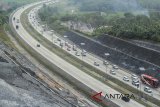 Kendaraan pemudik melintasi jalan tol Cipali, Cirebon, Jawa Barat, Minggu (10/6). Arus mudik di jalan tol Cipali pada H-5 terpantau semakin padat. ANTARA JABAR/Dedhez Anggara/agr/18.