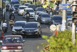 Sejumlah kendaraan pemudik melewati jalan raya Puncak, Ciawi, Kabupaten Bogor, Jawa Barat, Selasa (19/6). Memasuki H+4 Lebaran, volume kendaraan arus balik dari arah Cianjur dan Bandung yang menuju Jakarta di jalur Puncak, Bogor terus mengalami peningkatan sehingga Satlantas Polres Bogor memberlakukan sistem satu arah lebih lama dari biasanya untuk mengurai kemacetan. ANTARA JABAR/Arif Firmansyah/agr/18