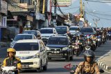 Sejumlah kendaraan pemudik melewati jalan raya Puncak, Ciawi, Kabupaten Bogor, Jawa Barat, Selasa (19/6). Memasuki H+4 Lebaran, volume kendaraan arus balik dari arah Cianjur dan Bandung yang menuju Jakarta di jalur Puncak, Bogor terus mengalami peningkatan sehingga Satlantas Polres Bogor memberlakukan sistem satu arah lebih lama dari biasanya untuk mengurai kemacetan. ANTARA JABAR/Arif Firmansyah/agr/18