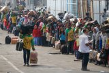 Sekitar 1.589 pemudik mengantri masuk kapal KM Leuser tujuan Sampit, di Dermaga Jamrud Utara, Pelabuhan Tanjung Perak Surabaya, Jawa Timur, Jumat (22/6). Kantor Otoritas Pelabuhan Utama Tanjung Perak Surabaya mencatat sejak H-15 (31 Mei 2018) sampai H+5 (21 Juni 2018) jumlah penumpang di Pelabuhan Tanjung Perak sebanyak 76.075 penumpang turun, 18.312 penumpang naik dan 5.852 penumpang lanjutan. Antara Jatim/Didik Suhartono/zk/18