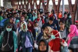  Pemudik tiba di Stasiun Pasar Senen, Jakarta, Sabtu (23/6/2018). PT KAI Daop I Jakarta mencatat volume penumpang yang tiba di Stasiun Pasar Senen pada Sabtu ini mencapai 23.704 penumpang, lebih tinggi dibandingkan dengan hari-hari sebelumnya. (ANTARA FOTO/Rivan Awal Lingga)