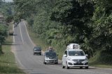 Kendaraan pemudik melintas di Jalan Lintas Timur Sumatera, Sekernan, Muarojambi, Jambi, Sabtu (9/6/2018). Memasuki H-6 Lebaran, volume kendaraan pemudik dan bus di jalan yang menghubungan Jambi dengan Riau tersebut masih terpantau sepi. (ANTARA /Wahdi Septiawan) 