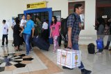 Penumpang pesawat batal berangkat di Bandara Notohadinegoro, Ajung, Jember, Jawa Timur, Jumat (29/6). Bandara Notohadinegoro ditutup mulai pukul 9.22 sampai 17.00 wib akibat sebaran abu vulkanik Gunung Agung, Bali dan tidak beroperasinya dua maskapai penerbangan, yaitu Garuda Indonesia dan Wings Air rute Jember-Surabaya maupun sebaliknya. Antara Jatim/Seno/zk/18.