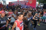 Sejumlah peserta berlari dalam dalam Bhayangkara Bali Run 2018 di Kuta, Bali, Sabtu (23/6/2018). Bhayangkara Bali Run diikuti oleh 5.000 peserta dari 22 negara dalam rangkaian HUT Bhayangkara sekaligus kampanye pilkada damai 2018. (ANTARA /Wira Suryantala)