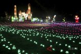 Sejumlah warga mengunjungi Bogor Light Festival di Gor Pajajaran, Bogor, Jawa Barat, Senin (11/6). Festival yang memajang lampion berbagai ukuran dan tema tersebut digelar pada 8 Juni-9 Juli 2018 sebagai daya tarik wisata di kawasan Bogor saat liburan lebaran. ANTARA JABAR/Yulius Satria Wijaya/agr/18.
