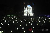 Sejumlah warga mengunjungi Bogor Light Festival di Gor Pajajaran, Bogor, Jawa Barat, Senin (11/6). Festival yang memajang lampion berbagai ukuran dan tema tersebut digelar pada 8 Juni-9 Juli 2018 sebagai daya tarik wisata di kawasan Bogor saat liburan lebaran. ANTARA JABAR/Yulius Satria Wijaya/agr/18.
