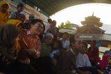 Konsul Jenderal Tiongkok di Surabaya Gu Jingqi (ketiga kiri) menyapa sejumlah anak yatim saat buka bersama di Masjid Cheng Hpo, Surabaya, Jawa Timur, Jumat (1/6). Buka puasa dan pemberian santunan tersebut dihadiri sedikitnya 500 anak yatim . Antara Jatim/Zabur Karuru/18