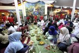 Sejumlah warga lintas agama berbuka puasa bersama anak yatim piatu dan kaum dhuafa di Vihara Dhanagun, Kota Bogor, Jawa Barat, Selasa (5/6). Buka puasa bersama anak yatim piatu serta antar warga lintas agama tersebut sebagai bentuk toleransi kehidupan beragama serta penyampaian pesan persahabatan untuk saling menghargai dan menghormati di bulan Ramadan. ANTARA JABAR/Yulius Satria Wijaya/agr/18.
