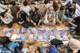 Ribuan warga mengikuti Buka Puasa Bersama On The Street di sepanjang Jalan Asia Afrika, Bandung, Jawa Barat, Sabtu (2/6). Kegiatan yang digelar keempat kali ini melibatkan sekitar 11 ribu warga dan 30 komunitas non-Muslim sebagai wadah merayakan kerukunan umat beragama. ANTARA JABAR/M Agung Rajasa/agr/18.