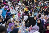 Ribuan warga mengikuti Buka Puasa Bersama On The Street di sepanjang Jalan Asia Afrika, Bandung, Jawa Barat, Sabtu (2/6). Kegiatan yang digelar keempat kali ini melibatkan sekitar 11 ribu warga dan 30 komunitas non-Muslim sebagai wadah merayakan kerukunan umat beragama. ANTARA JABAR/M Agung Rajasa/agr/18.