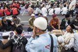 Ribuan warga mengikuti Buka Puasa Bersama On The Street di sepanjang Jalan Asia Afrika, Bandung, Jawa Barat, Sabtu (2/6). Kegiatan yang digelar keempat kali ini melibatkan sekitar 11 ribu warga dan 30 komunitas non-Muslim sebagai wadah merayakan kerukunan umat beragama. ANTARA JABAR/M Agung Rajasa/agr/18.