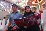 Dua penyandang disabilitas dari Panti Sosial Bina Netra (PSBN) Wyata Guna Bandung, Wigya Desi Amalia (kanan) dan Elda Fahmi menunjukkan buku Yuk Nabung Saham versi braille yang diluncurkan di Bursa Efek Indonesia, Jakarta, Jumat (22/6/2018). Buku invetasi karya Direktur BEI Nicky Hogan yang dicetak memakai huruf braille tersebut untuk mengenalkan dunia pasar modal kepada penyandang disabilitas. (ANTARA FOTO/Sigid Kurniawan)