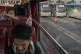 Sejumlah Bus berada di terminal Cicaheum Bandung, Jawa Barat, Jumat (1/6). Sedikitnya 191 bus terdiri dari 108 bus antar kota antar provinsi dan 83 bus antar kota dalam provinsi dipersiapkan di terminal tersebut guna melayani pemudik jalur selatan pulau Jawa pada Idulfitri 1439 H. ANTARA JABAR/Novrian Arbi/agr/18
