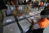 Petugas memasang segel pada kotak suara Pemilihan Kepala Daerah (Pilkada) guna meminimalisir kecurangan sebelum didistribusikan ke sejumlah tempat pemungutan suara (TPS) di kantor KPU Kota Kediri, Jawa Timur, Senin (25/6). Panitia Pengawas Pemilu (Panwaslu) setempat mewaspadai sebanyak 187 dari 485 TPS se-Kota Kediri rawan terjadi kecurangan pada pelaksanaan pilkada serentak 27 Juni mendatang. Antara jatim/Prasetia Fauzani/zk/18