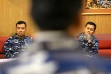 Dansatgas rimpac 2018 Laksamana Pertama TNI Agus Hariadi, Danguskamlatim (kanan) bersama Pasops Satgas rimpac 2018 Kolonel Laut (p) Andri Kristianto (kiri)  menerima paparan di Longroom Perwira KRI Makassar 590 di perairan pacific, Sorong, Papua Barat, Rabu (6/6). Agenda Comand brif seluruh perwira satgas rimpac 2018 itu, untuk mengetahui laporan masing-masing bidang mengenai situasi dan kondisi terkini guna menlancarkan agenda latihan perang Rim Of The Pacific (RIMPAC) 2018 di Hawaii, Amerika Serikat. Antara Jatim/Budi Candra Setya/zk/18.