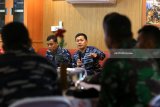 Dansatgas rimpac 2018 Laksamana Pertama TNI Agus Hariadi, Danguskamlatim (tengah) memberikan paparan di Longroom Perwira KRI Makassar 590 di perairan pacific, Sorong, Papua Barat, Rabu (6/6). Agenda Comand brif seluruh perwira satgas rimpac 2018 itu, untuk mengetahui laporan masing-masing bidang mengenai situasi dan kondisi terkini guna menlancarkan agenda latihan perang Rim Of The Pacific (RIMPAC) 2018 di Hawaii, Amerika Serikat. Antara Jatim/Budi Candra Setya/zk/18.