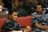 Dansatgas rimpac 2018 Laksamana Pertama TNI Agus Hariadi, Danguskamlatim (kiri) mendengarkan paparan di Longroom Perwira KRI Makassar 590 di perairan pacific, Sorong, Papua Barat, Rabu (6/6). Agenda Comand brif seluruh perwira satgas rimpac 2018 itu, untuk mengetahui laporan masing-masing bidang mengenai situasi dan kondisi terkini guna menlancarkan agenda latihan perang Rim Of The Pacific (RIMPAC) 2018 di Hawaii, Amerika Serikat. Antara Jatim/Budi Candra Setya/zk/18.