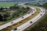 Kendaraan pemudik arus balik melewati jalur satu arah yang diberlakukan di Jalur Tol Cipali, Cirebon, Jawa Barat, Selasa (19/6). Untuk mengurai kepadatan di jalur tol Palikanci dan Cipali, kepolisian memberlakukan sistem satu arah hingga gerbang tol Cikopo. ANTARA JABAR/Dedhez Anggara/agr/18.