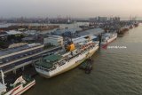 Foto aerial kapal Pelni Labobar asal Balikpapan, Kalimantan Timur berlabuh di Terminal Gapura Surya Nusantara, Pelabuhan Tanjung Perak, Surabaya, Jawa Timur, Jumat (8/6). Berdasarkan data Pelindo III, sejak H-15 hingga H-7 Lebaran, jumlah pemudik yang tiba di pelabuhan tersebut sedikitnya mencapai 20.000 penumpang. Antara Jatim/Naufal Ammar/zk/18