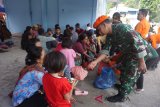 Tim Gabungan dan Basarnas membagi makanan kepada keluarga korban kapal tenggelam di Danau Toba