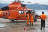 Helikopter Basarnas jenis Dauphin A 365 N3+ 
HR-3604 untuk membantu pencarian korban telah mendarat di Pelabuhan