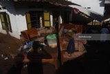 Warga membersihkan rumahnya dari material pasir dan lumpur akibat banjir bandang di Desa Alas Malang, Singojuruh, Banyuwangi, Jawa Timur, Sabtu (23/6). Akibat kejadian tersebut sedikitnya 328 unit rumah rusak  dan meninggalkan endapan lumpur dan pasir setinggi satu meter di pemukiman warga. Antara jatim/Zabur Karuru/18