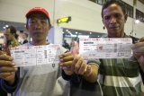 Calon penumpang menunjukkan tiket untuk dikembalikan di Bandara Internasional Juanda, Sidoarjo, Jawa Timur, Jumat (29/6). Dampak erupsi Gunung Agung dan penutupan sementara operasional Bandara Internasional I Gusti Ngurah Rai Bali, Bandara Juanda Surabaya membatalkan 16 penerbangan tujuan Bali. Antara Jatim/Umarul Faruq/zk/18