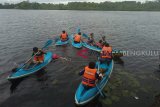 Puluhan relawan dari berbagai komunitas di Kota Bengkulu menggelar aksi bersih sampah di Danau Dendam Tak Sudah yang merupakan salah satu objek wisata andalan di daerah ini.

