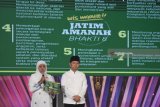 Calon Gubernur Jawa Timur nomor urut satu Khofifah Indar Parawansa (kiri) dan Calon Wakil Gubernur Emil Elestianto Dardak (kanan) menjawab pertanyaan panelis disela-sela Debat Publik Ketiga Pilgub Jawa Timur di Surabaya,  Jawa Timur, Sabtu (23/6). Debat Publik ketiga Pilgub Jatim mengangkat tema Tata Kelola Pemerintahan dan Pelayanan Publik. Antara jatim/M Risyal Hidayat/zk/18