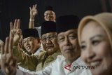 Ketua Umum Partai Gerindra Prabowo Subianto (ketiga kanan) hadir dalam debat publik ketiga Pilgub Jabar di Bandung, Jawa Barat, Jumat (22/6) malam. Debat ketiga Pilgub Jabar yang merupakan debat terakhir tersebut bertemakan 