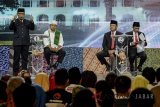 Pasangan calon Gubernur dan Wakil Gubernur Jawa Barat nomor satu Ridwan Kamil dan Uu Ruzhanul Ulum (kiri), serta nomor dua TB Hasanuddin dan Anton Charliyan (kanan) mengikuti debat publik ketiga Pilgub Jabar di Bandung, Jawa Barat, Jumat (22/6) malam. Debat ketiga Pilgub Jabar yang merupakan debat terakhir tersebut bertemakan 