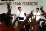 Satu dari tiga pasangan calon Gubernur dan Wakil Gubernur Kalbar, Sutarmidji (kiri) dan Ria Norsan (kanan) mendapat sorak sorai dari penonton saat jeda Debat Publik terakhir Pemilihan Gubernur dan Wakil Gubernur Kalimantan Barat di Pontianak, Kamis (21/6). Debat yang diikuti tiga pasang cagub-cawagub Kalbar yaitu Milton Crosby-Boyman Harun, Karolin Margret Natasa-Suryadman Gidot dan Sutarmidji-Ria Norsan tersebut, bertajuk tema politik, hukum, kepemerintahan yang baik dan pertumbuhan ekonomi daerah. ANTARA FOTO/Jessica Helena Wuysang/18