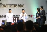 Satu dari tiga pasangan calon Gubernur dan Wakil Gubernur Kalbar, Sutarmidji (kiri) dan Ria Norsan (kanan) mengikuti Debat Publik terakhir Pemilihan Gubernur dan Wakil Gubernur Kalimantan Barat di Pontianak, Kamis (21/6). Debat yang diikuti tiga pasang cagub-cawagub Kalbar yaitu Milton Crosby-Boyman Harun, Karolin Margret Natasa-Suryadman Gidot dan Sutarmidji-Ria Norsan tersebut, bertajuk tema politik, hukum, kepemerintahan yang baik dan pertumbuhan ekonomi daerah. ANTARA FOTO/Jessica Helena Wuysang/18