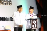 Satu dari tiga pasangan calon Gubernur dan Wakil Gubernur Kalbar, Sutarmidji (kiri) dan Ria Norsan (kanan) mengikuti Debat Publik terakhir Pemilihan Gubernur dan Wakil Gubernur Kalimantan Barat di Pontianak, Kamis (21/6). Debat yang diikuti tiga pasang cagub-cawagub Kalbar yaitu Milton Crosby-Boyman Harun, Karolin Margret Natasa-Suryadman Gidot dan Sutarmidji-Ria Norsan tersebut, bertajuk tema politik, hukum, kepemerintahan yang baik dan pertumbuhan ekonomi daerah. ANTARA FOTO/Jessica Helena Wuysang/18