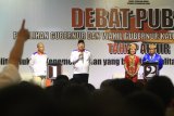 Dua dari tiga pasangan calon Gubernur dan Wakil Gubernur Kalbar, Milton Crosby (kiri) - Boyman Harun (kedua kiri) dan Karolin Margret Natasa (ketiga kiri) - Suryadman Gidot (kanan) mengikuti Debat Publik terakhir Pemilihan Gubernur dan Wakil Gubernur Kalimantan Barat di Pontianak, Kamis (21/6). Debat yang diikuti tiga pasang cagub-cawagub Kalbar yaitu Milton Crosby-Boyman Harun, Karolin Margret Natasa-Suryadman Gidot dan Sutarmidji-Ria Norsan tersebut, bertajuk tema politik, hukum, kepemerintahan yang baik dan pertumbuhan ekonomi daerah. ANTARA FOTO/Jessica Helena Wuysang/18