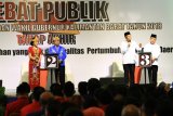 Dua dari tiga pasangan calon Gubernur dan Wakil Gubernur Kalbar, Karolin Margret Natasa (kiri) - Suryadman Gidot (dua kiri) dan Sutarmidji (dua kanan) - Ria Norsan (kanan) mengikuti Debat Publik terakhir Pemilihan Gubernur dan Wakil Gubernur Kalimantan Barat di Pontianak, Kamis (21/6). Debat yang diikuti tiga pasang cagub-cawagub Kalbar yaitu Milton Crosby-Boyman Harun, Karolin Margret Natasa-Suryadman Gidot dan Sutarmidji-Ria Norsan tersebut, bertajuk tema politik, hukum, kepemerintahan yang baik dan pertumbuhan ekonomi daerah. ANTARA FOTO/Jessica Helena Wuysang/18