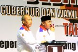 Satu dari tiga pasangan calon Gubernur dan Wakil Gubernur Kalbar, Milton Crosby (kiri) dan Boyman Harun (kanan) mengikuti Debat Publik terakhir Pemilihan Gubernur dan Wakil Gubernur Kalimantan Barat di Pontianak, Kamis (21/6). Debat yang diikuti tiga pasang cagub-cawagub Kalbar yaitu Milton Crosby-Boyman Harun, Karolin Margret Natasa-Suryadman Gidot dan Sutarmidji-Ria Norsan tersebut, bertajuk tema politik, hukum, kepemerintahan yang baik dan pertumbuhan ekonomi daerah. ANTARA FOTO/Jessica Helena Wuysang/18