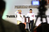 Satu dari tiga pasangan calon Gubernur dan Wakil Gubernur Kalbar, Milton Crosby (kiri) dan Boyman Harun (kanan) mengikuti Debat Publik terakhir Pemilihan Gubernur dan Wakil Gubernur Kalimantan Barat di Pontianak, Kamis (21/6). Debat yang diikuti tiga pasang cagub-cawagub Kalbar yaitu Milton Crosby-Boyman Harun, Karolin Margret Natasa-Suryadman Gidot dan Sutarmidji-Ria Norsan tersebut, bertajuk tema politik, hukum, kepemerintahan yang baik dan pertumbuhan ekonomi daerah. ANTARA FOTO/Jessica Helena Wuysang/18