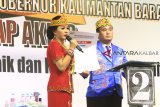 Satu dari tiga pasangan calon Gubernur dan Wakil Gubernur Kalbar, Karolin Margret Natasa (kiri) dan Suryadman Gidot (kanan) mengikuti Debat Publik terakhir Pemilihan Gubernur dan Wakil Gubernur Kalimantan Barat di Pontianak, Kamis (21/6). Debat yang diikuti tiga pasang cagub-cawagub Kalbar yaitu Milton Crosby-Boyman Harun, Karolin Margret Natasa-Suryadman Gidot dan Sutarmidji-Ria Norsan tersebut, bertajuk tema politik, hukum, kepemerintahan yang baik dan pertumbuhan ekonomi daerah. ANTARA FOTO/Jessica Helena Wuysang/18