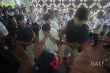 Polisi memeriksa warga negara Cina menjelang mereka dideportasi ke negaranya di Bandara Ngurah Rai, Denpasar, Rabu (6/6). Polisi dan petugas imigrasi mendeportasi 105 warga negara Cina yaitu 94 laki-laki dan 11 wanita yang tertangkap pada awal Mei 2018 karena diduga terlibat penipuan lewat jaringan telekomunikasi internasional (International Cyber Fraud). Antaranews Bali/Nyoman Budhiana/18.