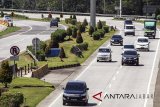 Sejumlah kendaraan roda empat melintas di jalan tol Jagorawi, Bogor, Jawa Barat, Jumat (1/6). Sejumlah pihak pengelola jalan tol akan memberlakukan diskon tarif sebesar 10-28 persen selama arus mudik dan balik Lebaran 2018 di beberapa ruas jalan tol. ANTARA JABAR/Yulius Satria Wijaya/agr/18.